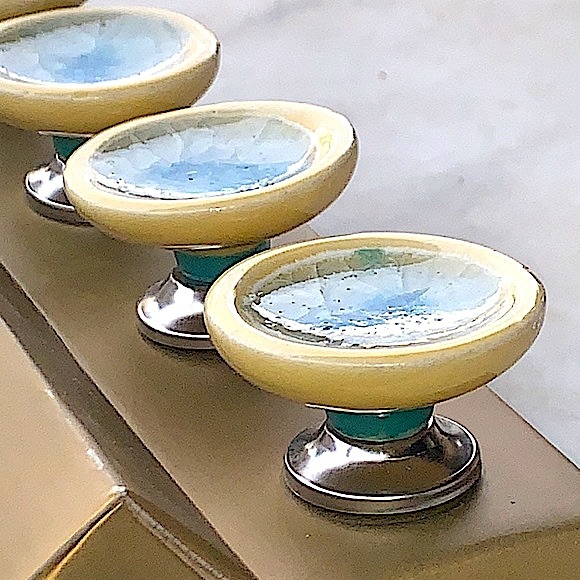 INSTANT FURNITURE UPDATE KNOBS PULLS TURQUOISE ABSTRACT CENTER SET OF 4 NIB - Picture 3 of 8